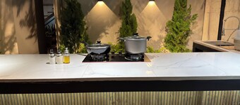 Modern and luxurious for 8 (3 bedrooms with their own bathroom)