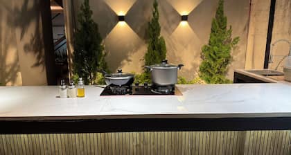 Modern and luxurious for 8 (3 bedrooms with their own bathroom)