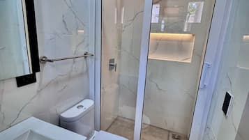 Toallas, jabón, champú y papel higiénico