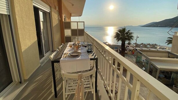 Outdoor dining - Beachfront 2Bedroom Flat SeaView (Loutraki)