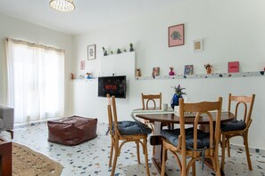 Dining - Breeze 2BR In The Old Souks (North Governorate)