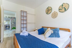 2 bedrooms, iron/ironing board, bed sheets