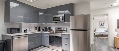 Réfrigérateur, four à micro-ondes, un four, surface de cuisson