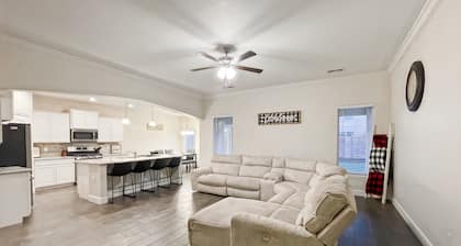 3-bedroom house in welcoming Hobbs with WiFi, AC