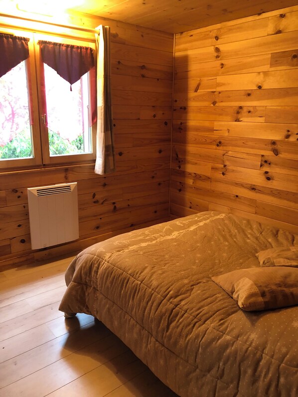 2 bedrooms, iron/ironing board, WiFi (free)