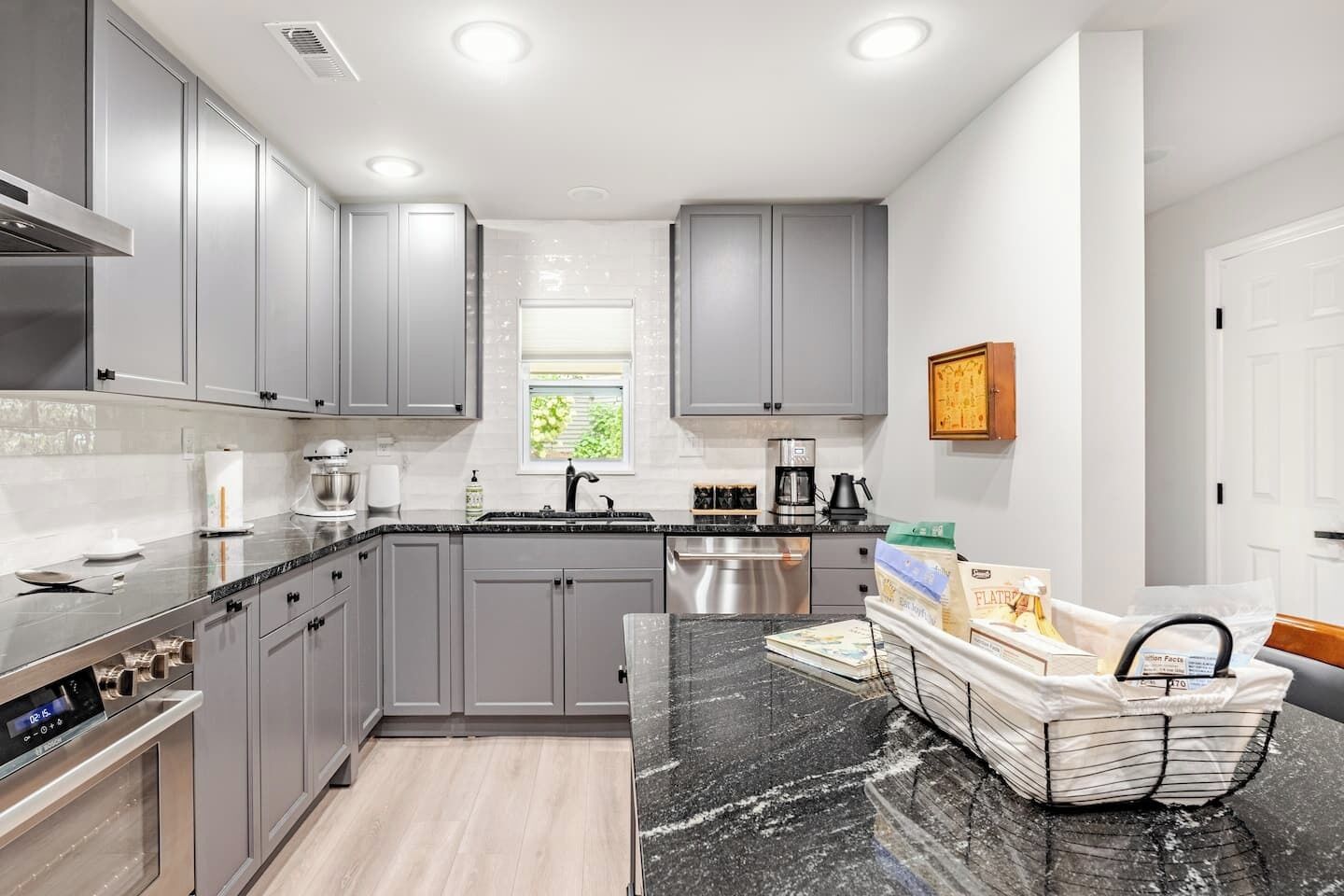 Micro-ondes, four, plaque de cuisson, lave-vaisselle