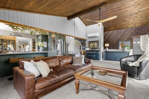 Smart-TV, Tischtennisplatte, Bücher