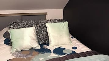 Een strijkplank/strijkijzer, wifi, beddengoed
