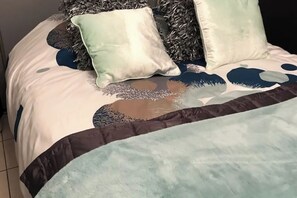 Silitysrauta/-lauta, Wi-Fi, vuodevaatteet