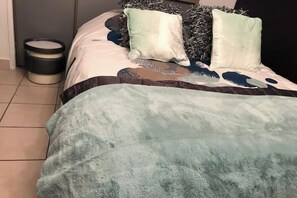 Een strijkplank/strijkijzer, wifi, beddengoed