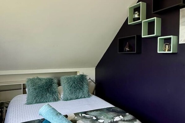 Een strijkplank/strijkijzer, wifi, beddengoed