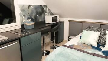 Een strijkplank/strijkijzer, wifi, beddengoed