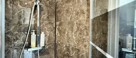 Douche, séchoir à cheveux, serviettes fournies, savon