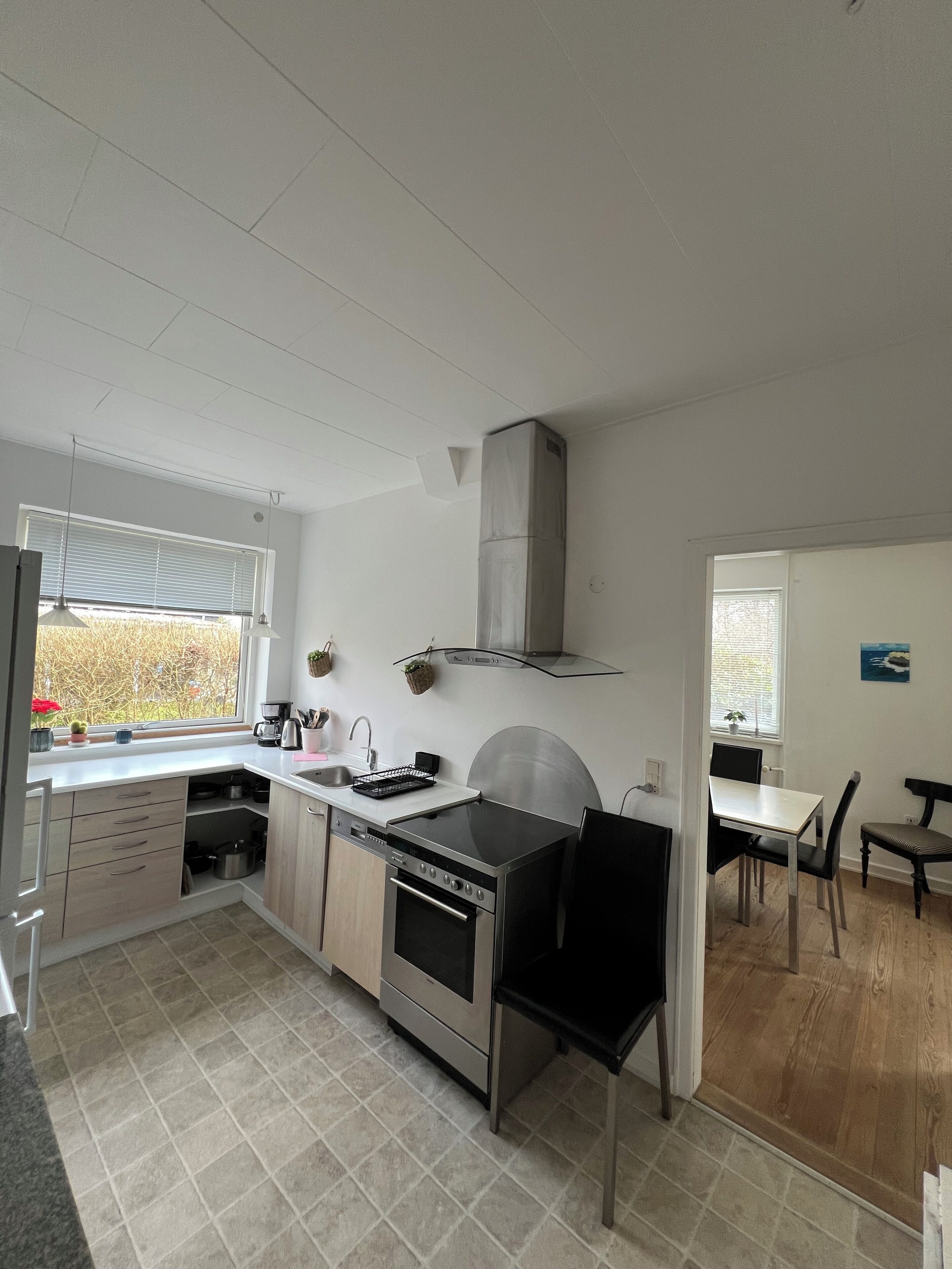 Køleskab, mikrobølgeovn, ovn, kogeplade