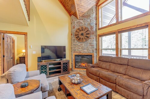 Charming 4-bedroom lodge with lots of amenities in Branson