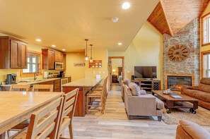 Interior - Spacious Branson Cabin Near Silver Dollar City Pool Lake Golf Sleeps 12 (Branson West)
