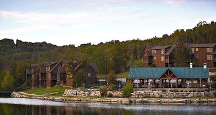 Charming 4-bedroom lodge with lots of amenities in Branson