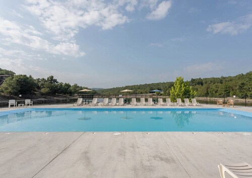 Charming 4-bedroom lodge with lots of amenities in Branson