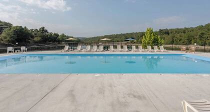 Charming 4-bedroom lodge with lots of amenities in Branson