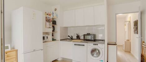 Fridge, cookware/dishes/utensils