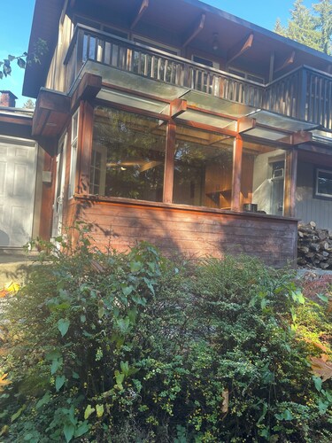 
Nested in beautiful south facing garden studio available for rent