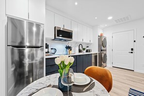 冷蔵庫、電子レンジ、オーブン、コンロ