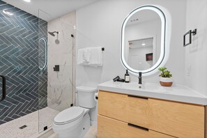 Douche, sèche-cheveux, serviettes fournies, savon