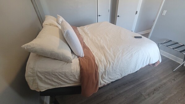 Iron/ironing board, WiFi, bed sheets