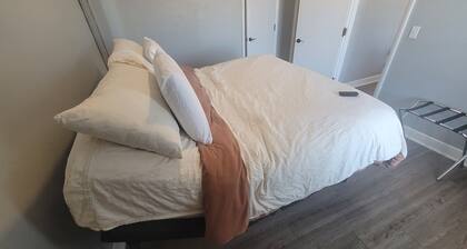 Modern, 1 King Bedroom overlooking downtown