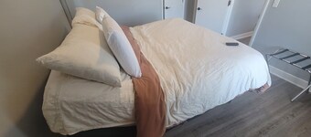 Modern, 1 King Bedroom overlooking downtown