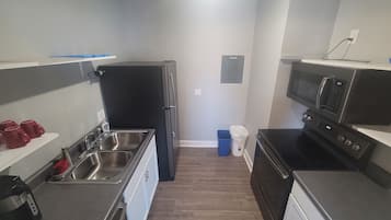 Microondas, horno, parrilla de estufa y lavavajillas