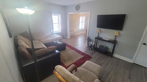 Modern, 1 King Bedroom overlooking downtown