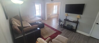 Modern, 1 King Bedroom overlooking downtown