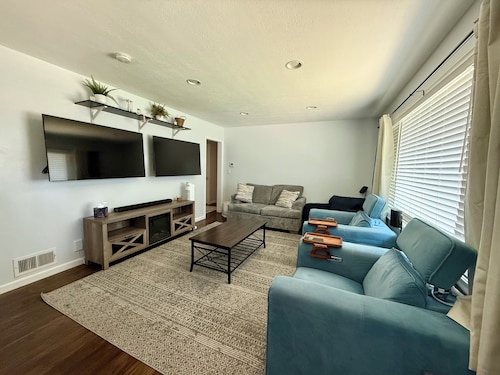 Kaysville Kottage: Family-Friendly 4-bedroom House with Fire Pit