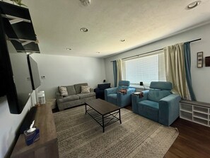 Smart-tv, eldstad och böcker