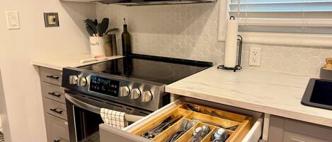 Réfrigérateur, micro-ondes, four, plaque de cuisson