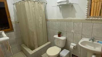 Chambre Quadruple Familiale, vue jardin | Salle de bain | Serviettes fournies