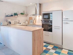 Refrigerador, lavavajillas, tostadora y utensilios de cocina 