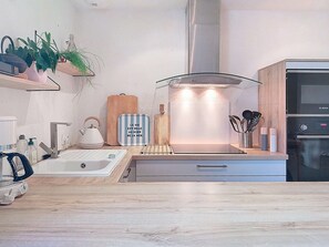 Een koelkast, een vaatwasser, een broodrooster