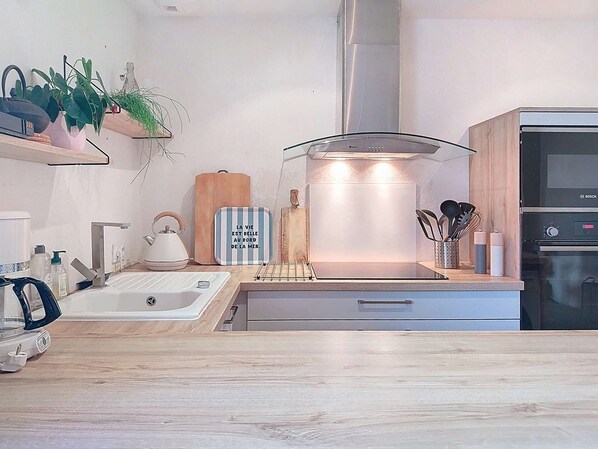 Fridge, dishwasher, toaster, cookware/dishes/utensils