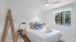 4 soverom, skrivebord, strykejern/-brett og reiseseng for barn