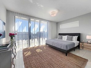 2 bedrooms, iron/ironing board, WiFi, bed sheets - Spacious  and  Comfortable 2BD Penthouse | Balcony, Kitchen  and  Daily Housekeeping (Bay Harbor Islands)