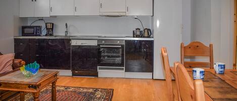 Fridge, oven, dishwasher, coffee/tea maker