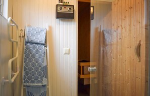 Shower - Awesome home in Sturkö with sauna (Sturkö)