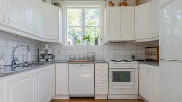 Kylskåp, mikrovågsugn, spishäll och diskmaskin