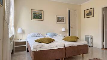 2 bedrooms, travel cot, free WiFi, bed sheets