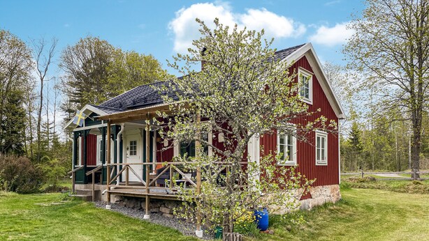 A red wooden house with a porch and a small garden area. - 2 bedroom awesome home in Gislatorp (Gislatorp)