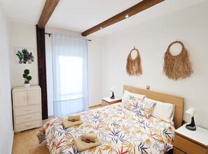 1 dormitorio, tabla de planchar con plancha, wifi y ropa de cama
