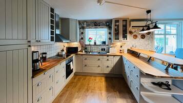 Fridge, oven, stovetop, coffee/tea maker