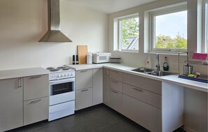 Réfrigérateur, four, plaque de cuisson, cafetière/bouilloire